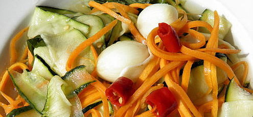 Marinované zeleninové rezance v bazalkovom náleve
