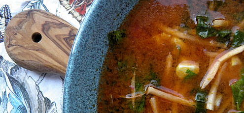 Raw vegan Red Curry polievka so zeleninovými rezancami