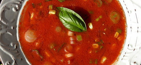 Raw vegan gazpacho polievka s kelp rezancami a cukrovou kukuricou