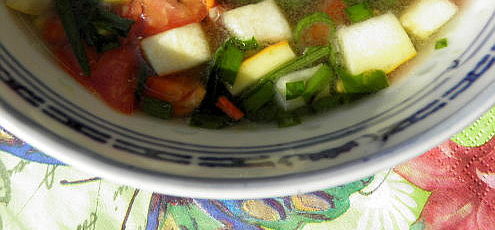 Raw vegan mangoldová polievka so zeleninou a kelp rezancami