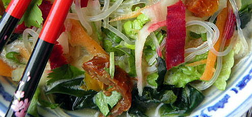 Raw vegan ramen so zeleninou a kelp rezancami
